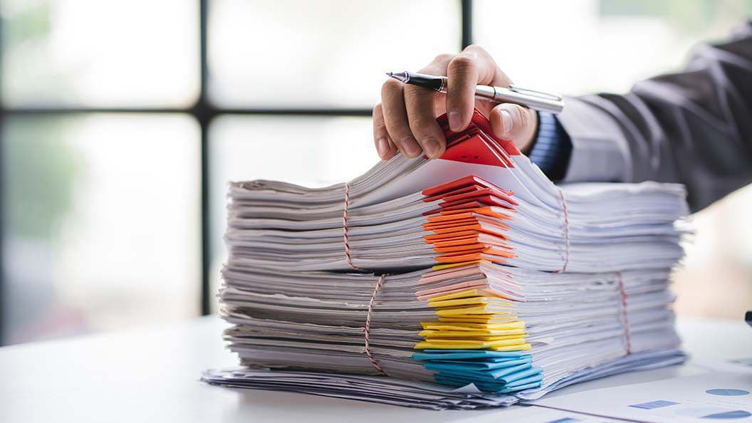 Stapels facturen met gekleurde tabbladen