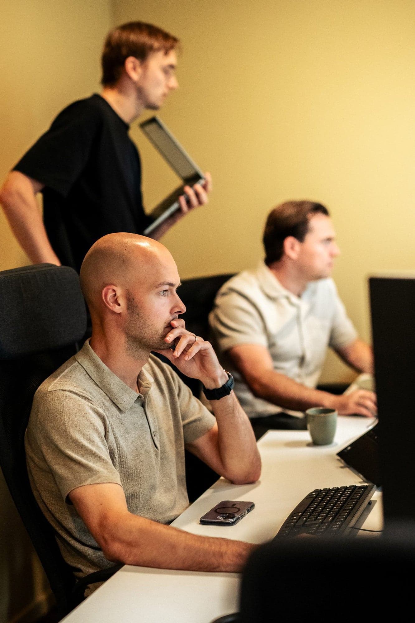 Twee JoinSeven-collega's werken aan een AI-experiment