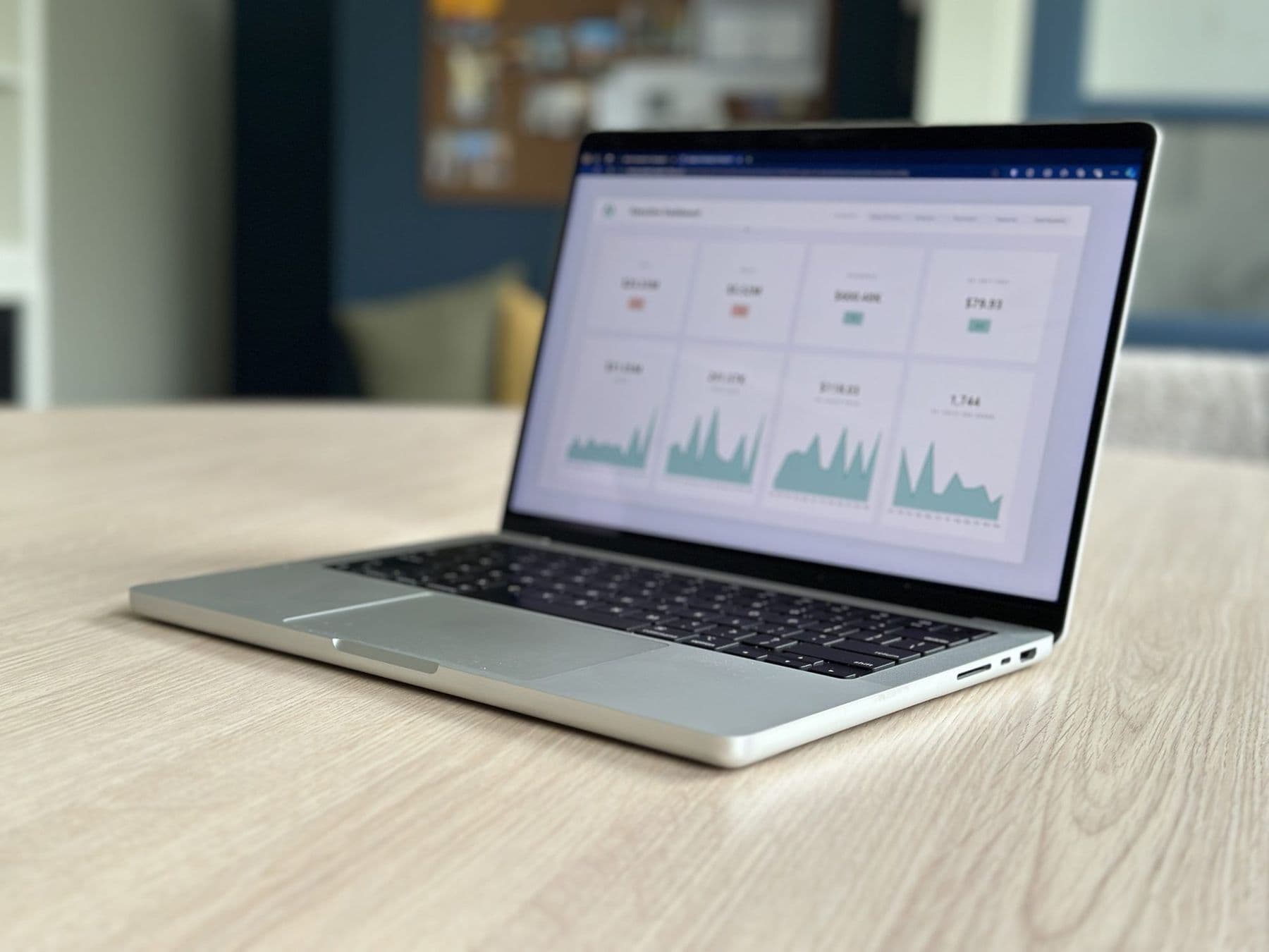 Collega's aan het werk achter beeldschermen