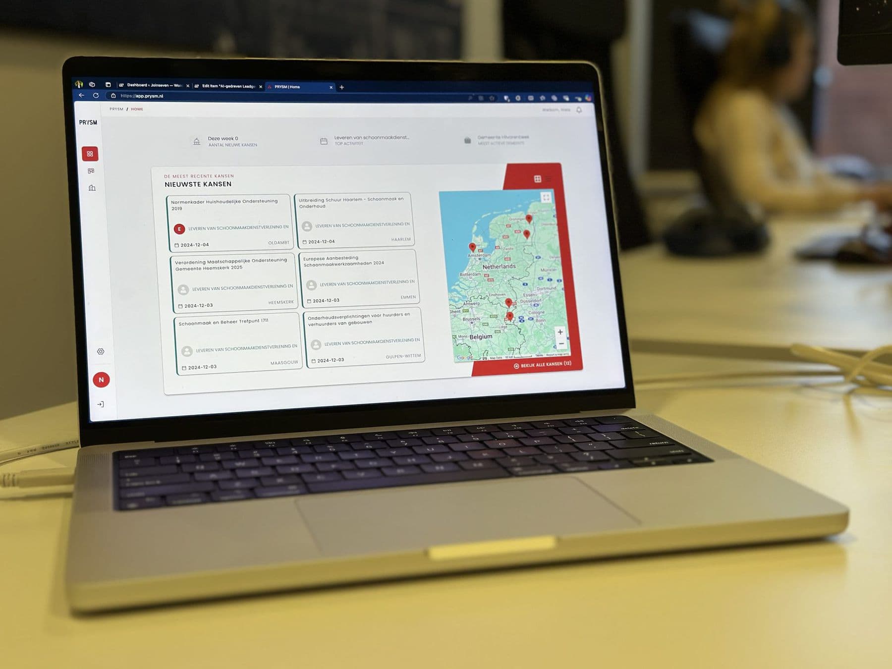 Collega's in gesprek tijdens een werksessie