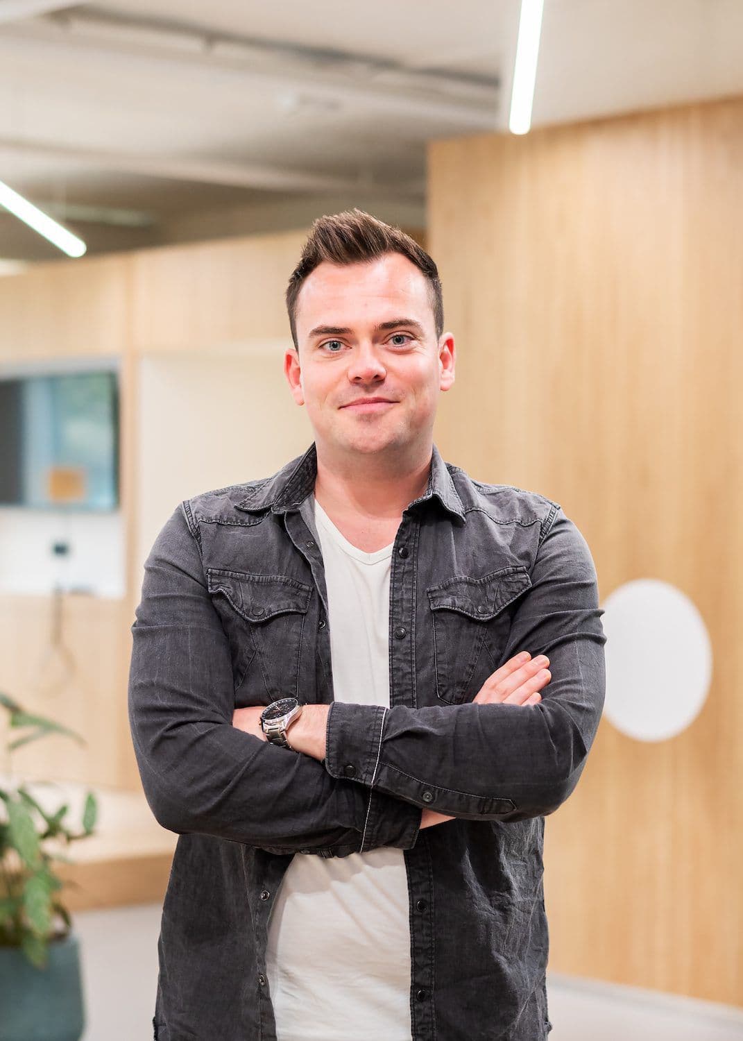 Portret van Björn Bogers met gekruiste armen in het JoinSeven-kantoor