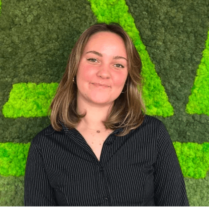 Portret van Jet Wardenier voor een groene mosmuur
