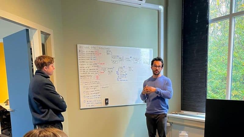 Twee collega's van JoinSeven aan het whiteboard tijdens de DevWeek