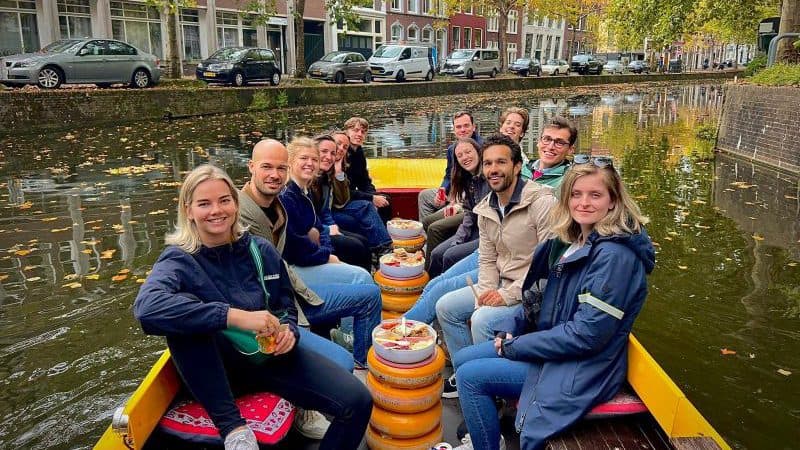 Collega's van JoinSeven in een bootje op de grachten van Gouda, op de eerste dag van de teamdagen