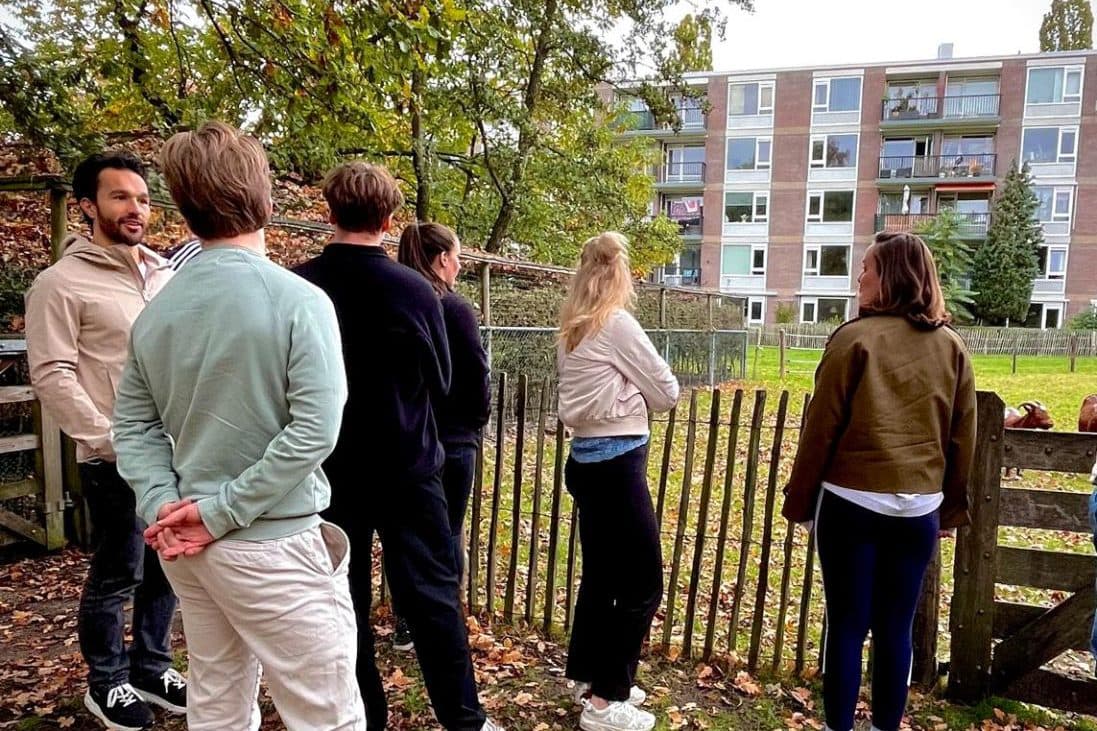 Collega's van JoinSeven op het terrein van kinderboerderij De Schaapskooi tijdens de teamdagen