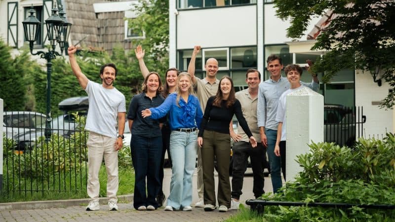 Het team van JoinSeven zwaait voor Villa Mooi Zeist