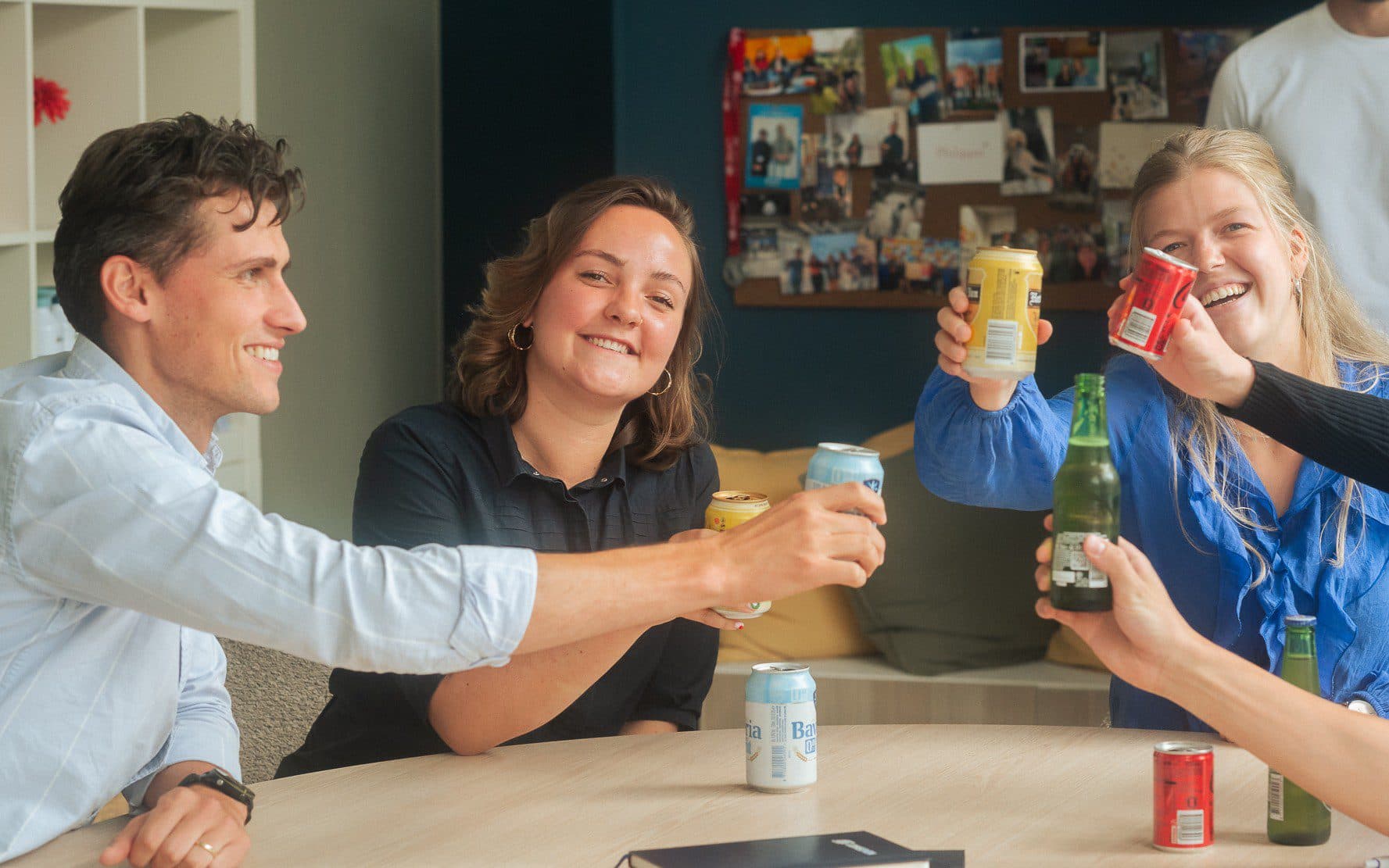 Collega's van JoinSeven proosten tijdens de Monthly Drinks
