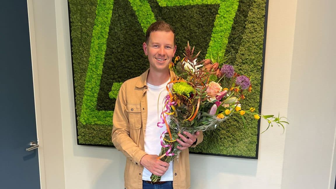 Michael Klaassen met bloemen op zijn eerste dag bij JoinSeven