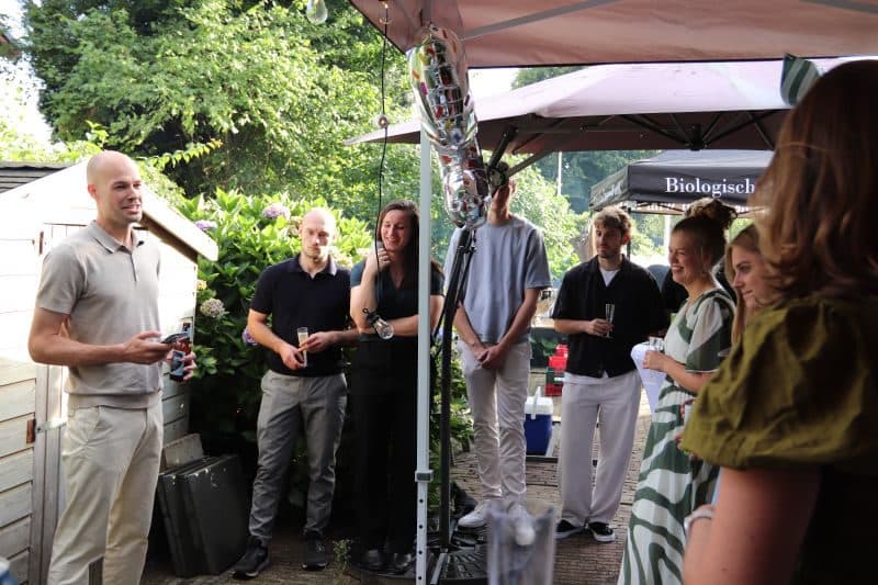 Collega's, oud-collega's en partners van JoinSeven tijdens de lustrum-BBQ