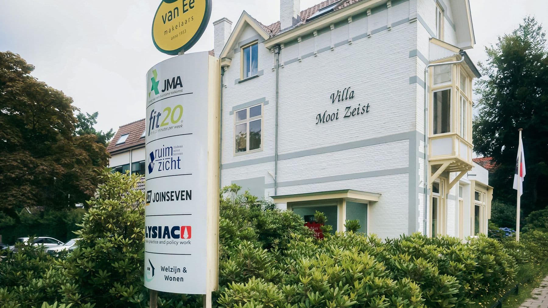 Villa Mooi Zeist, het kantoor van JoinSeven, met het bord met de bedrijfsnamen ervoor