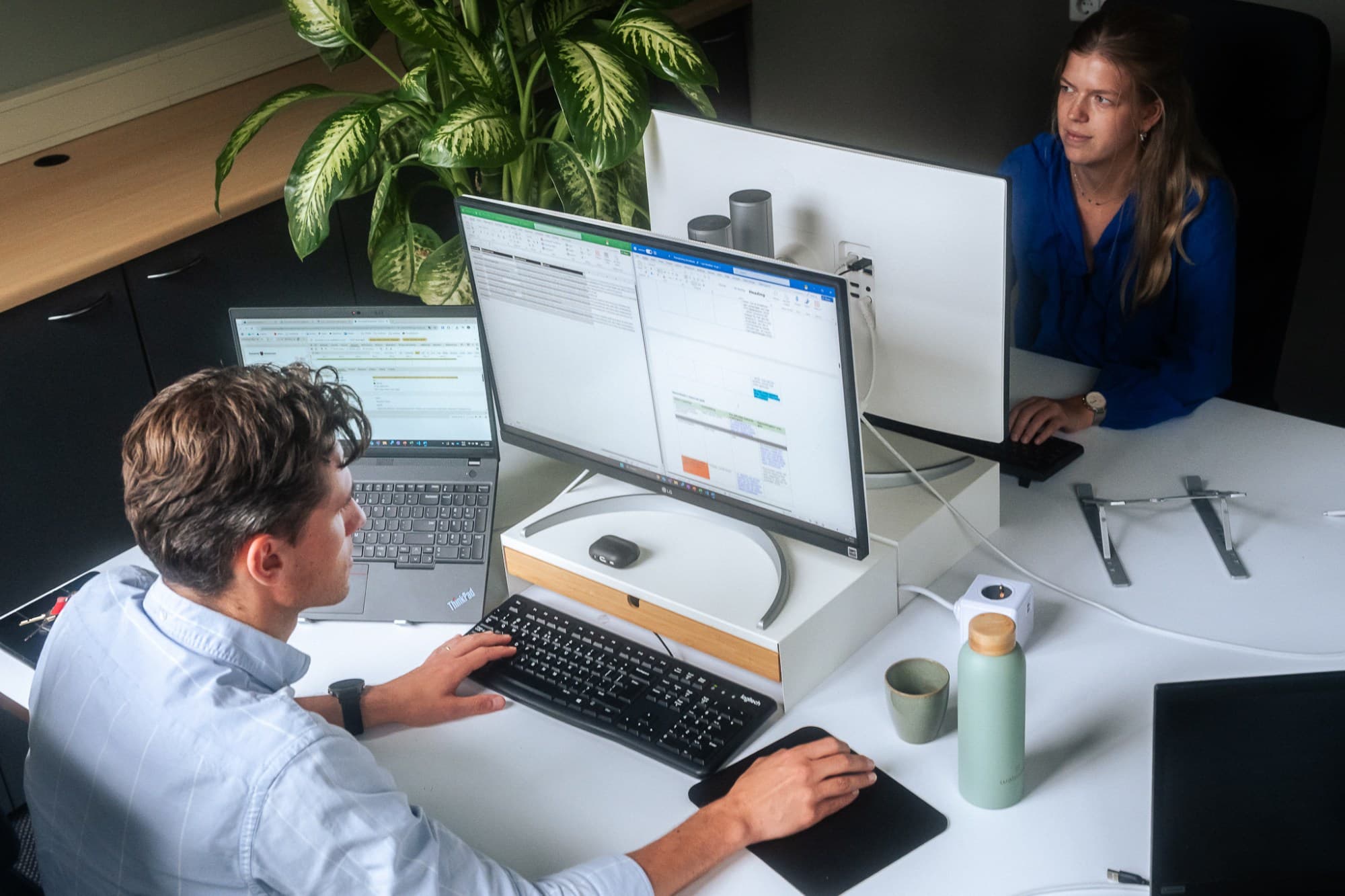 Ontwikkelaars van JoinSeven achter hun scherm