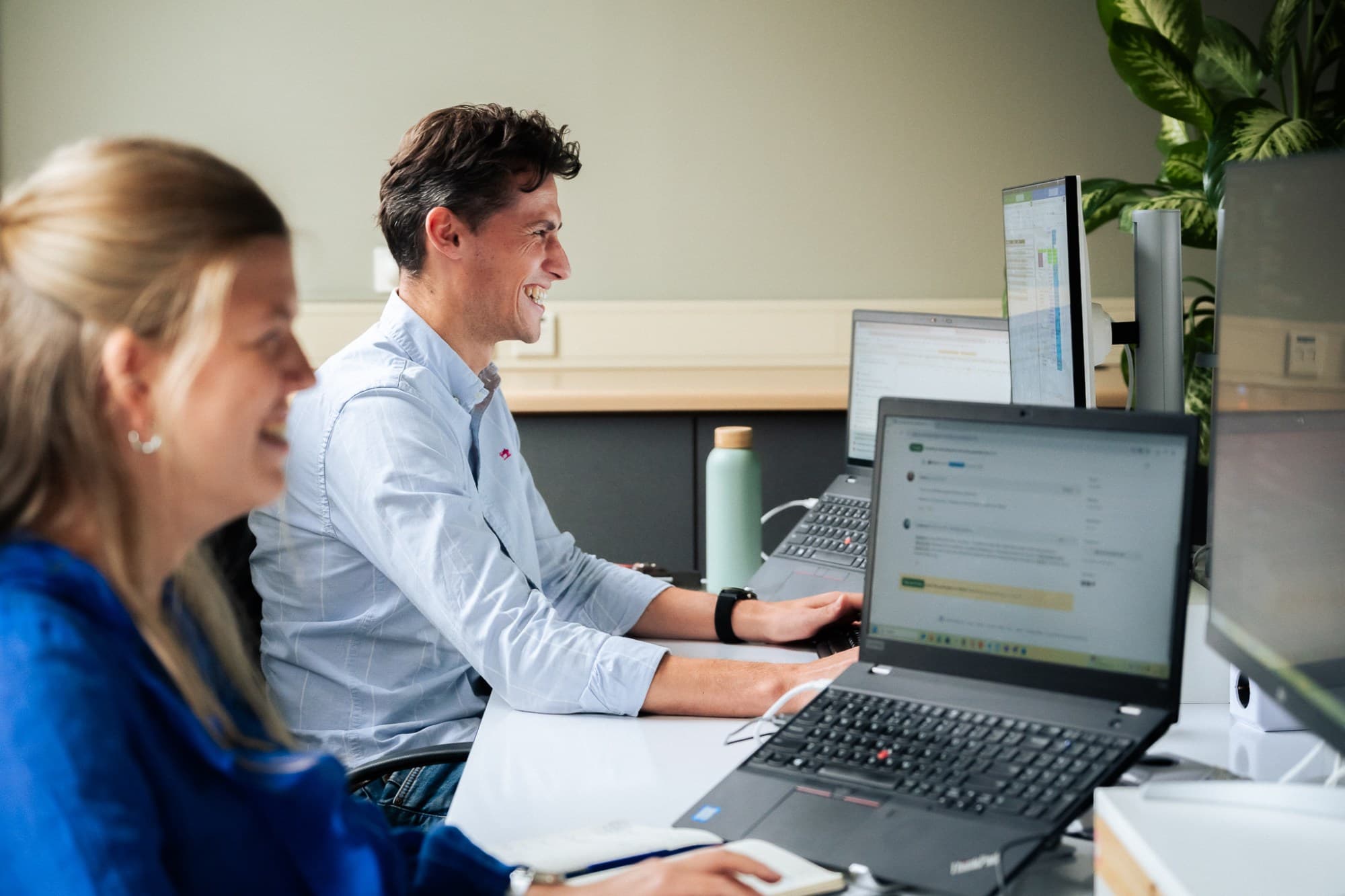 Collega's achter hun laptop bij JoinSeven