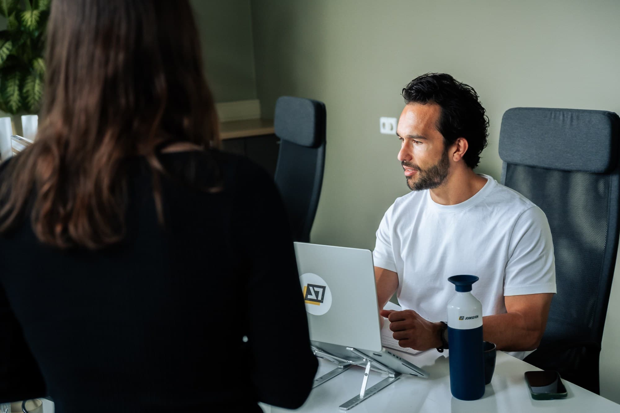 Ontwikkelaar aan het werk bij JoinSeven