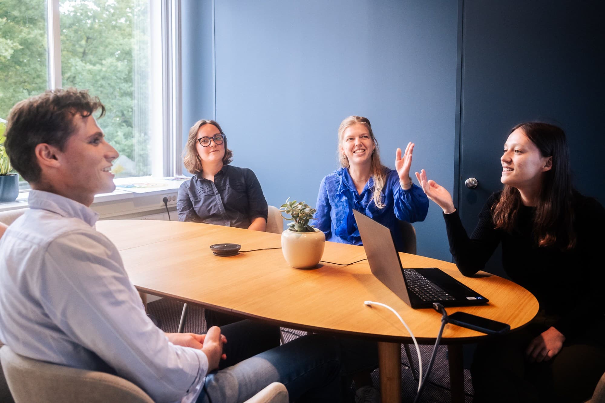 Dataspecialisten van JoinSeven bij een dashboard